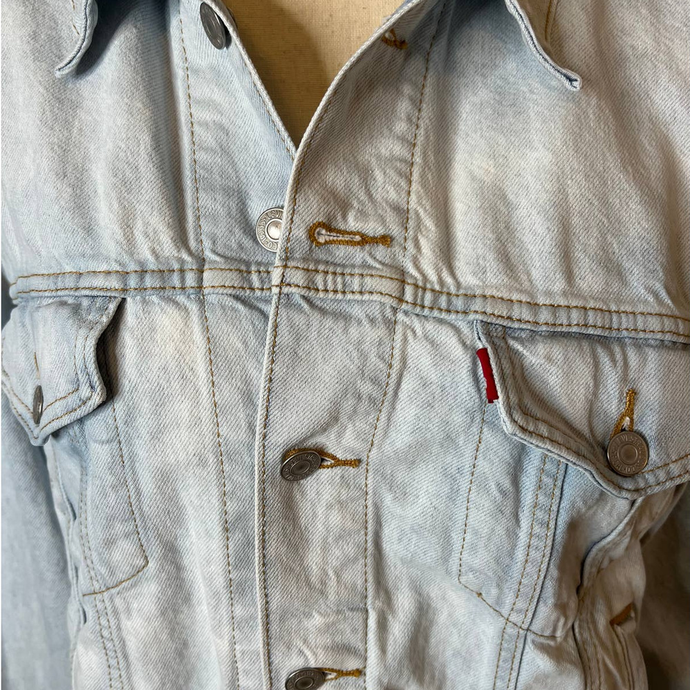 Levi's Jacket in Light Wash with Floral Embroidered Graphic on the Back Size XL - Picture 2 of 8